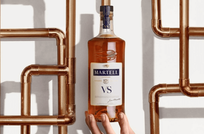 Martell VS i miedziane rury w tle